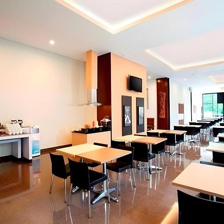 Amaris Hotel Pasar Baru Джакарта Екстериор снимка